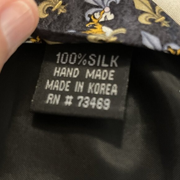 The Disney Store - Tigger - Fleur De Lis Design Men's 100% Silk Neck Tie 3.75x62 - Picture 3 of 9